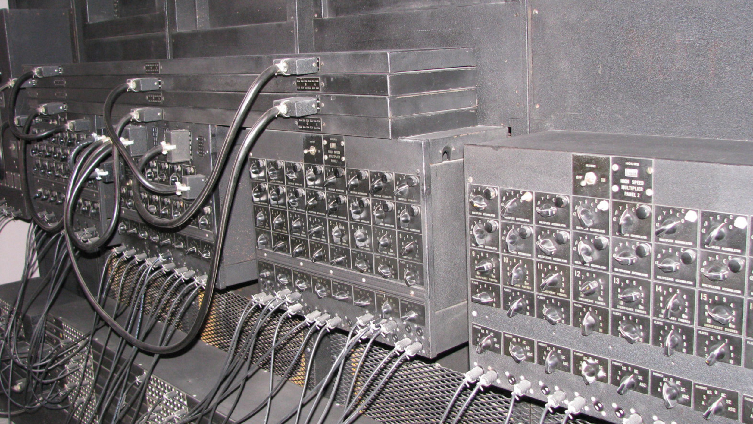 Электронный компьютер электронная машина. Вычислительная машина ЭНИАК. Компьютер первого поколения Eniac. Eniac (Electronic numerical Integrator and Computer). Первая электронная цифровая вычислительная машина ЭНИАК.